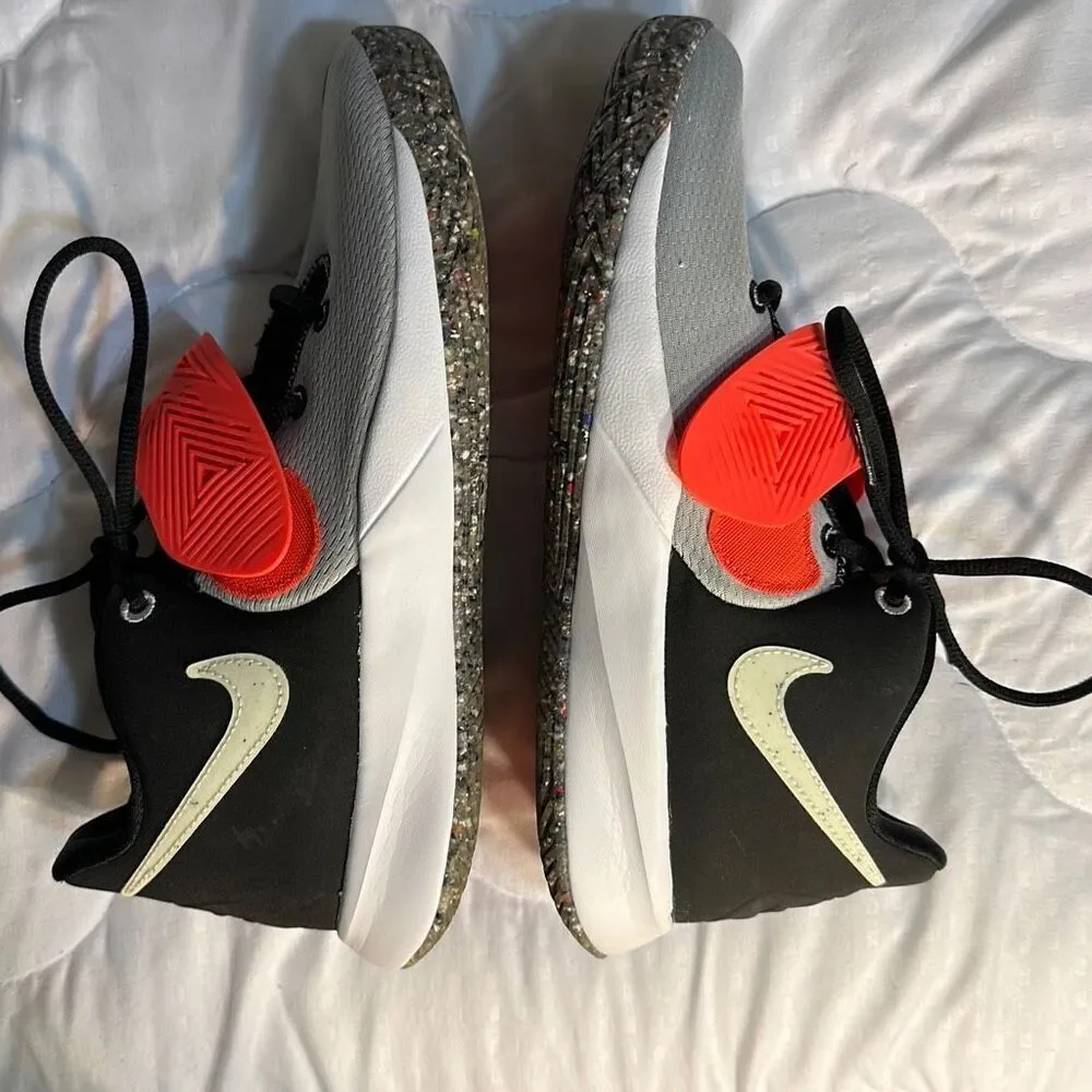 Nike Kidzen Fly Trap Size 6 Youth